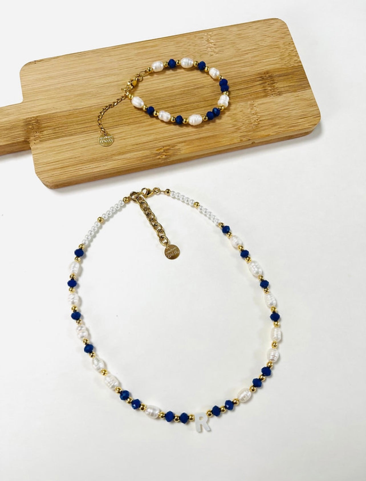 Bright Collection Azul marino y perlas collar